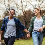۶ دلیل علاقه مندی زنان به مردان مسن تر از خودشان برای یک رابطه عاشقانه